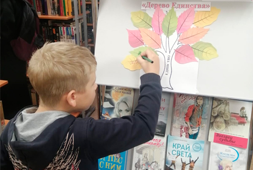 Жители Кольцово стали участниками акции «Дерево единства»