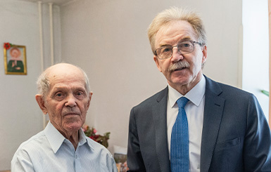 Юбилейная медаль к 80-летию Великой Победы вручена ветерану из Кольцово Михаилу Дубинину