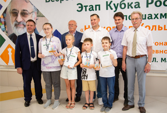 256 шахматистов разыграли награды в Кольцово