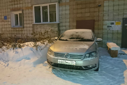 Приметный для кольцовчан Volkswagen вновь припаркован против правил
