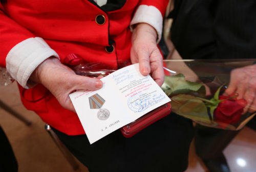 Глава Кольцово вручил ветеранам юбилейные медали к 75-летию Победы