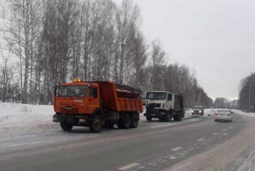 Два грузовых автомобиля столкнулись в Кольцово