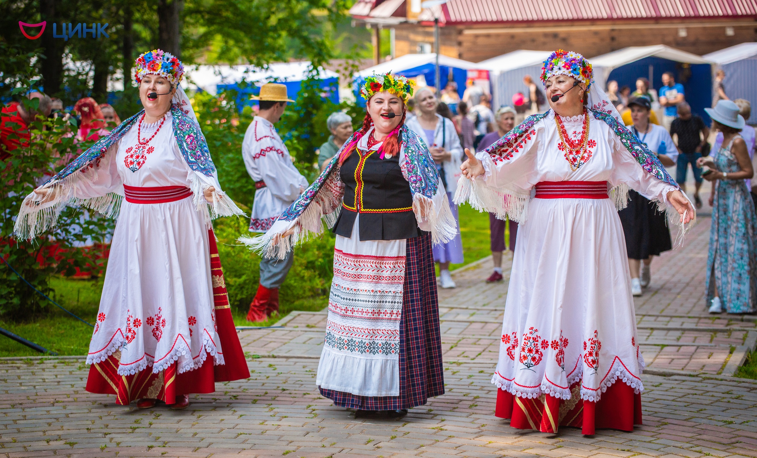 Немецкие сказки, русские лапти и подкова на удачу: в Кольцово прошел масштабный этнофестиваль