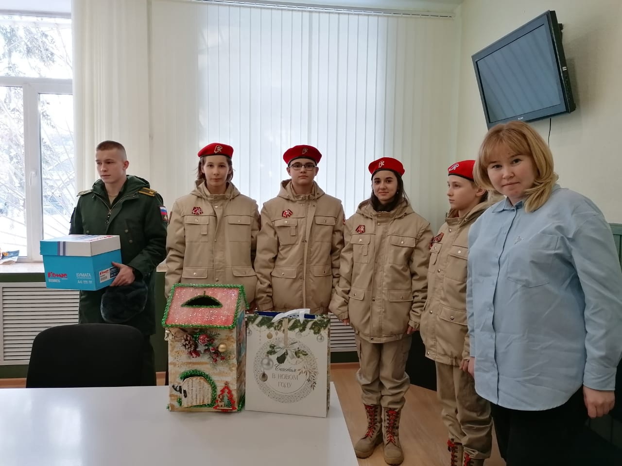 Кольцовцы отправили новогодние письма в военный госпиталь