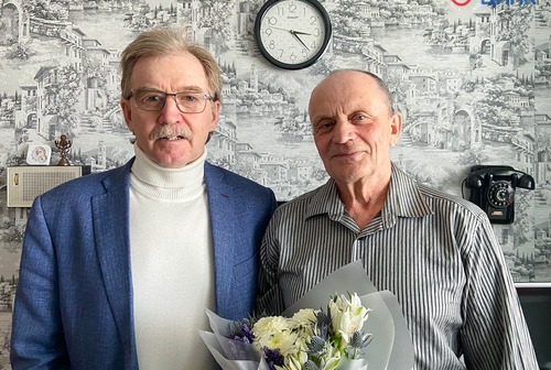 Мэр Кольцово поздравил с 75-летием Геннадия Зимина