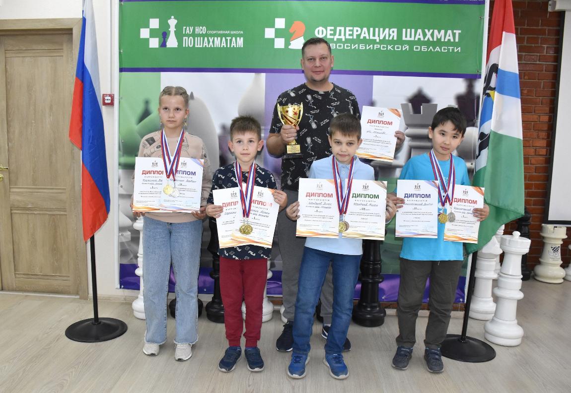 Юные шахматисты Кольцово стали лучшими в регионе