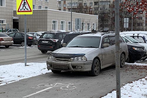Водители продолжают парковаться на велодорожке возле «Егорки»	
