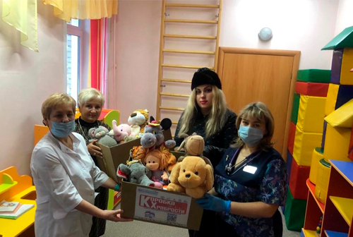 Первые «Коробки храбрости» переданы маленьким пациентам