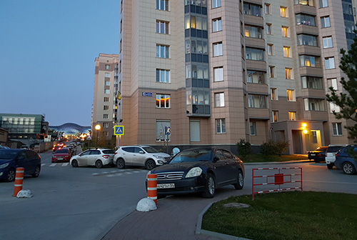 Автомобилисты облюбовали тротуары и пешеходный переход в Кольцово