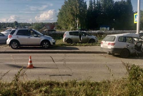 В Кольцово «Тойота» протаранила световую опору 