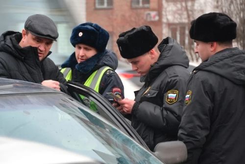 На дорогах Кольцово и НСО весь день ловят «административных должников»