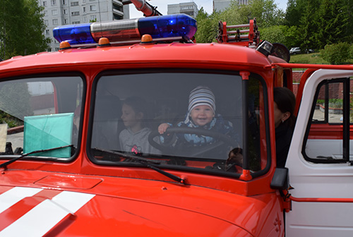 Спасатели показали детям пожарно-техническое вооружение 
