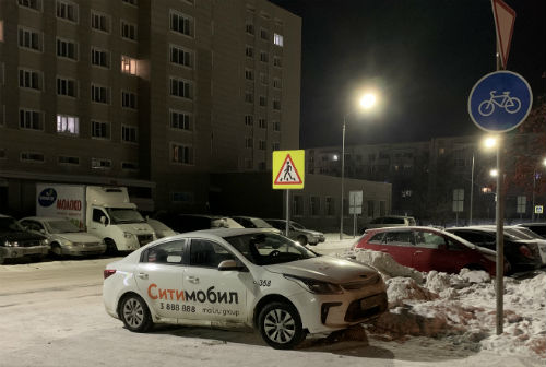 Таксист «Сити Мобил» вновь перегородил въезд в детский сад «Егорка»