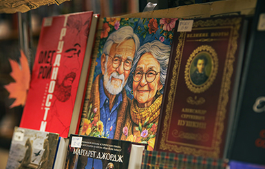 В Кольцово состоялась выставка книг для читателей золотого возраста