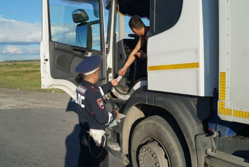 Дисциплину водителей грузового транспорта проверяют сотрудники Госавтоинспекции НСО