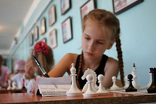 Воспитанница из «Факела» приняла участие в шахматном фестивале