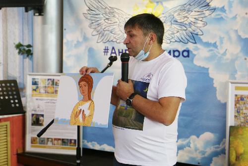 В ДК Кольцово открылась выставка картин «Ангелы Мира»