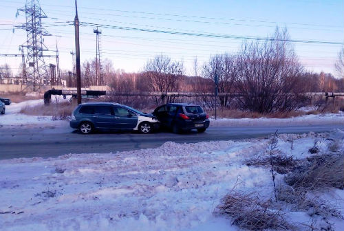 В Кольцово пострадала женщина-водитель