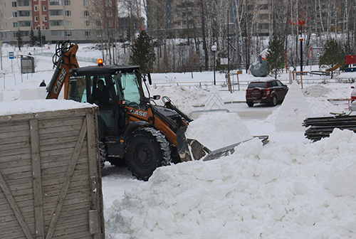 Строительство снежного городка идет полным ходом