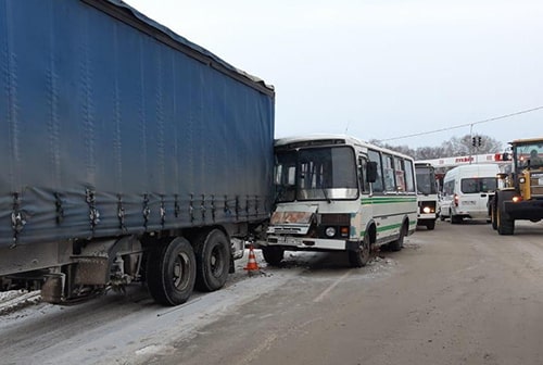 В Бердске автобус с рабочими совершил столкновение с грузовиком
