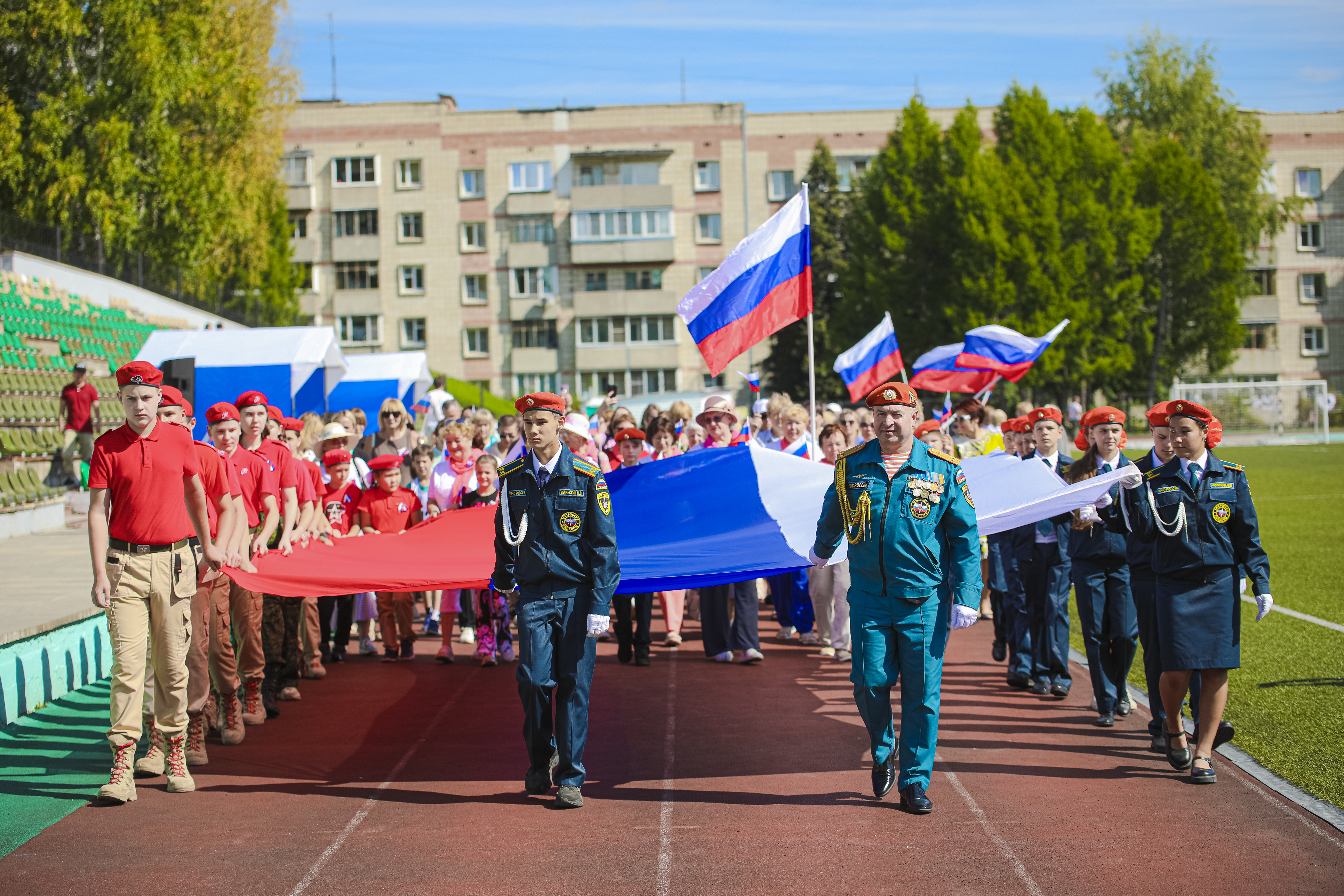 Символ единства, гордости и славной истории: в Кольцово отметили День флага