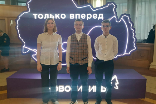 Трем кольцовцам вручил паспорта глава региона