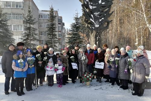 В День защитника Отечества в Кольцово возложили цветы и поздравили ветеранов