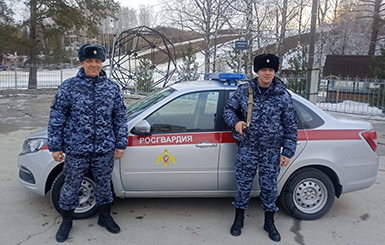 Экипаж Росгвардии помог пострадавшей женщине в Кольцово