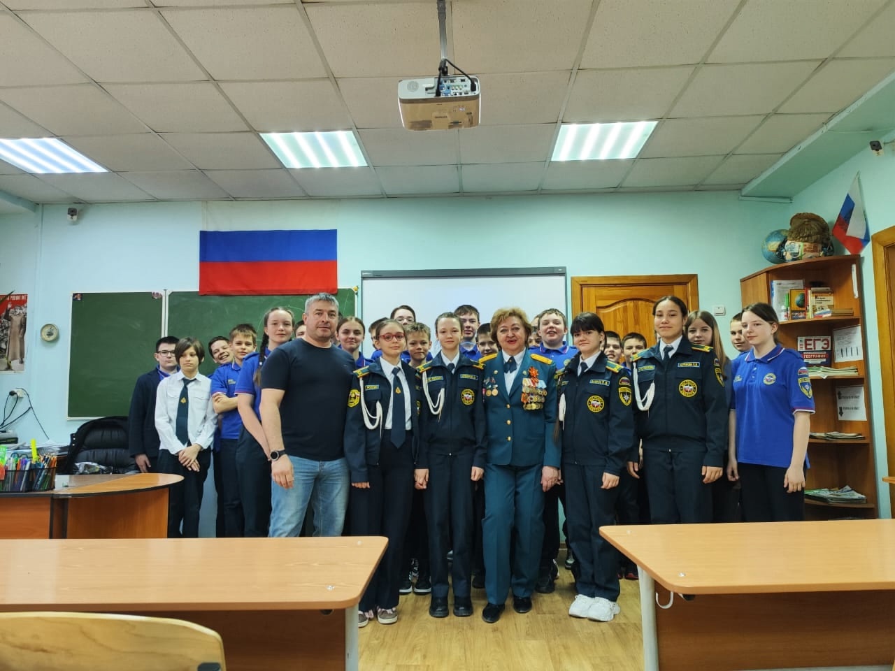 В Кольцово провели урок для кадетов пожарно-спасательного класса МЧС