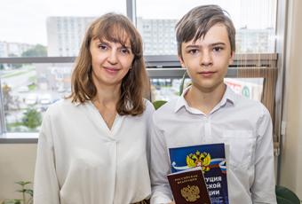 Семь школьников Кольцово торжественно получили первые паспорта