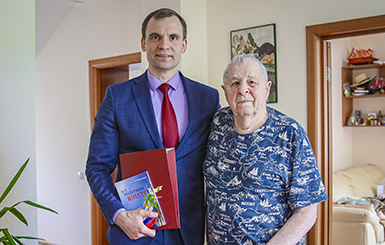 Жителя Кольцово поздравили с 95-летием