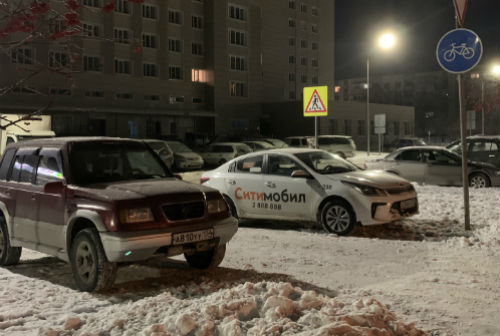В Кольцово таксист два дня подряд паркуется на тротуаре у детского сада «Егорка»